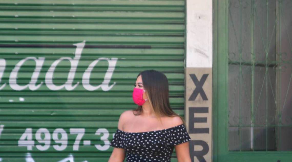 Usando m&aacute;scara rosa, Geisy Arruda faz compras em Santo Andr&eacute;, em S&atilde;o Paulo