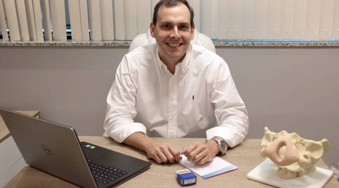 O urologista José Alexandre Araújo, recuperado da covid-19, fez vídeos para a população de Itaguaí