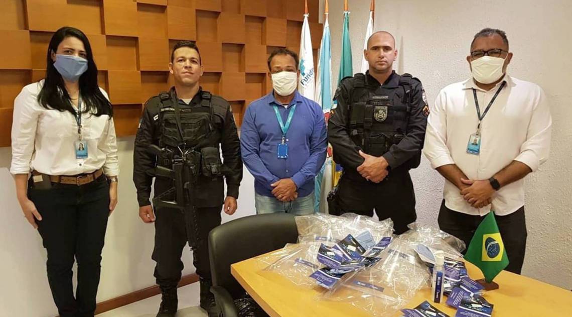 Policiais do Complexo do Alemão recebem máscaras de proteção facial