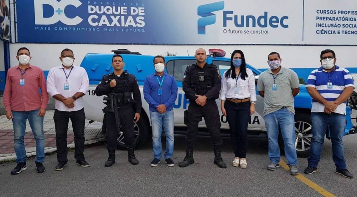 Policiais do Complexo do Alemão recebem máscaras de proteção facial