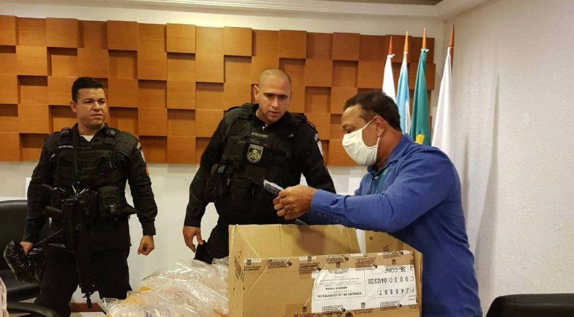 Policiais do Complexo do Alemão recebem máscaras de proteção facial - Divulgação