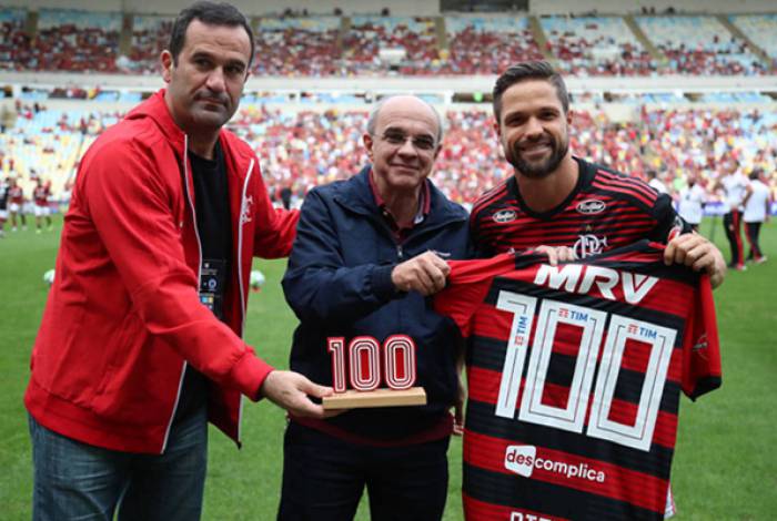 Diego Ribas é homenageado pelo Flamengo por alcançar a marca de 100 jogos pelo clube