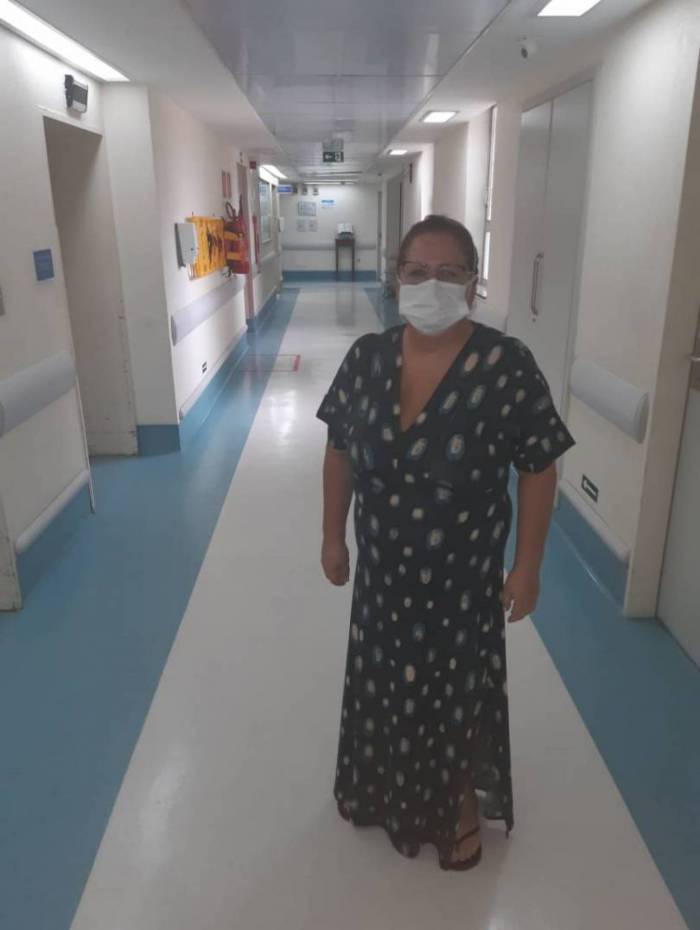 Nina Savoldi, enfermeira, 62 anos, enquanto esteve internada. Agora, ela aguarda parecer médico para saber se pode voltar ao trabalho