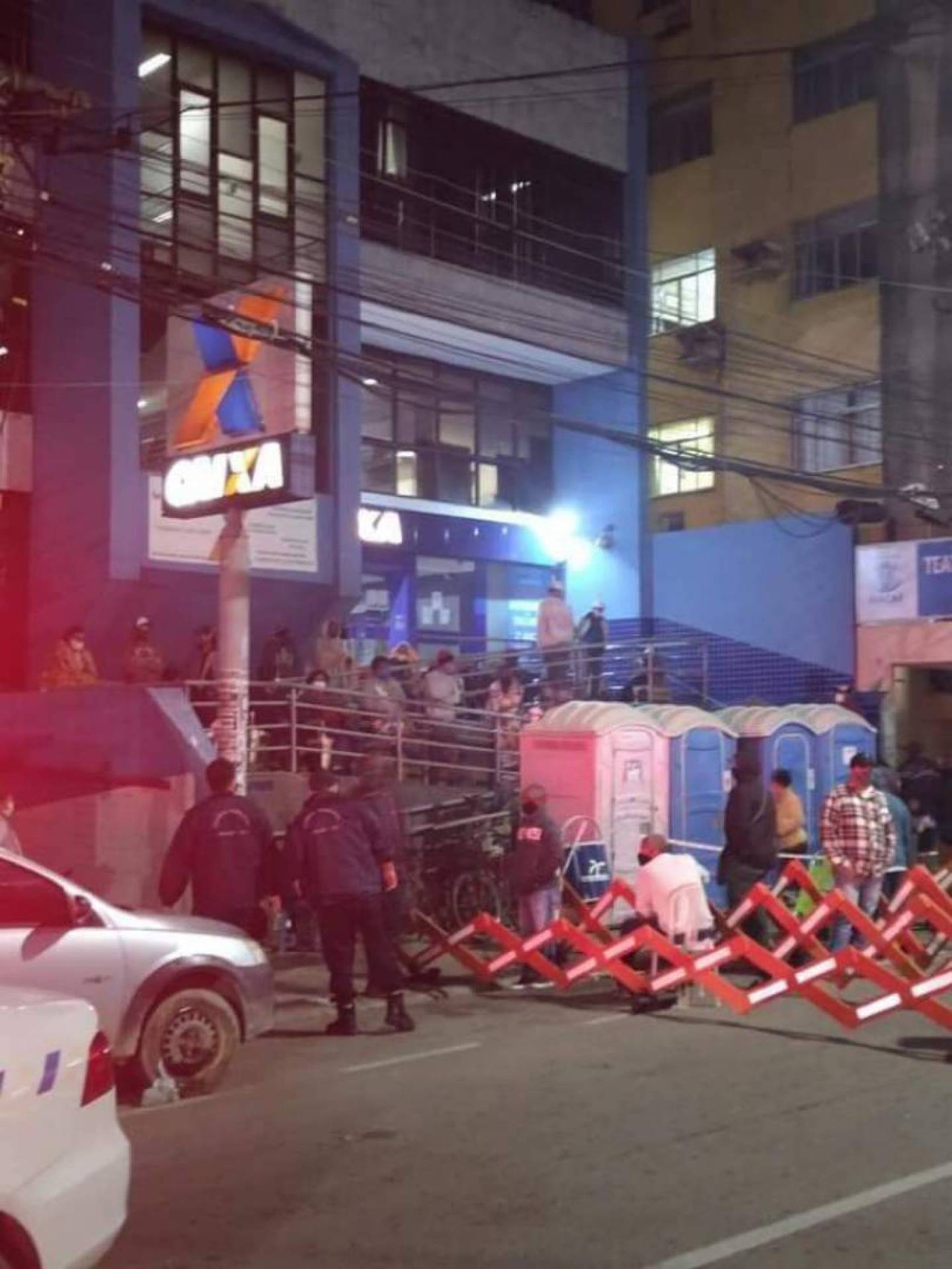 Desde a madrugada, agentes da prefeitura já estavam na rua organizando a fila na frente da agência  - Divulgação 