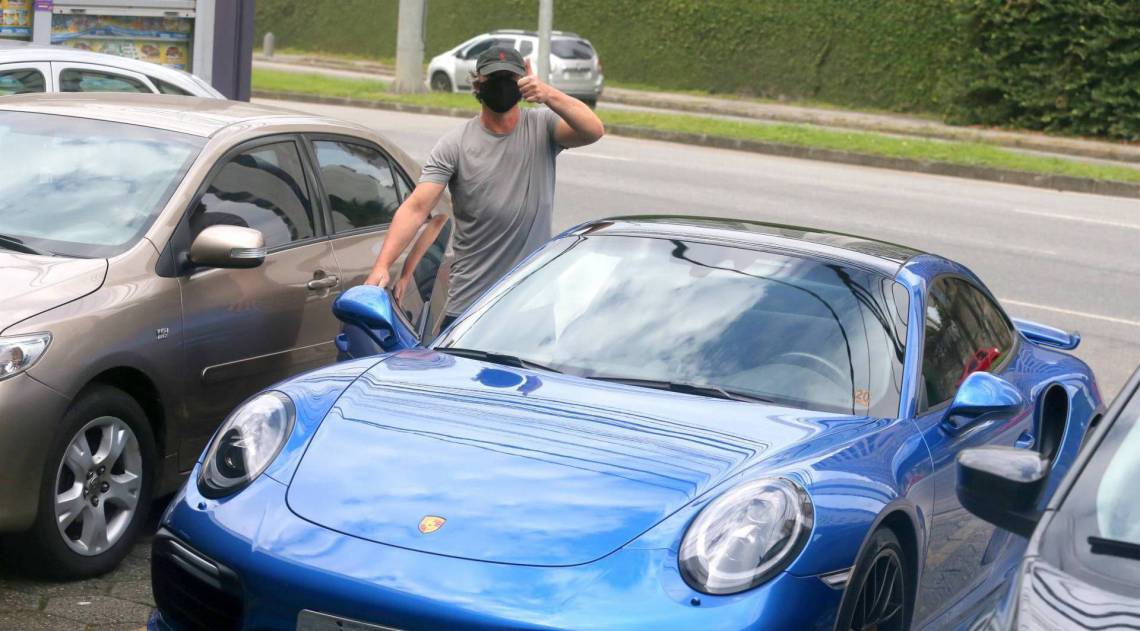 AGN_1927540 - Rio de Janeiro, BRASIL  - Big Boss Boninho em dia de Compras , ao sair no seu porche Azul Metalico acenou para os fotografos em Sao Conrado.

Pictured: Boninho

AgNews 6 MAIO 2020 

BYLINE MUST READ: AgNews / AgNews

Xico Silva
telefone: (21) 98240-2501
email: agnews.fotografia@gmail.com
      Caption - AgNews / AgNews