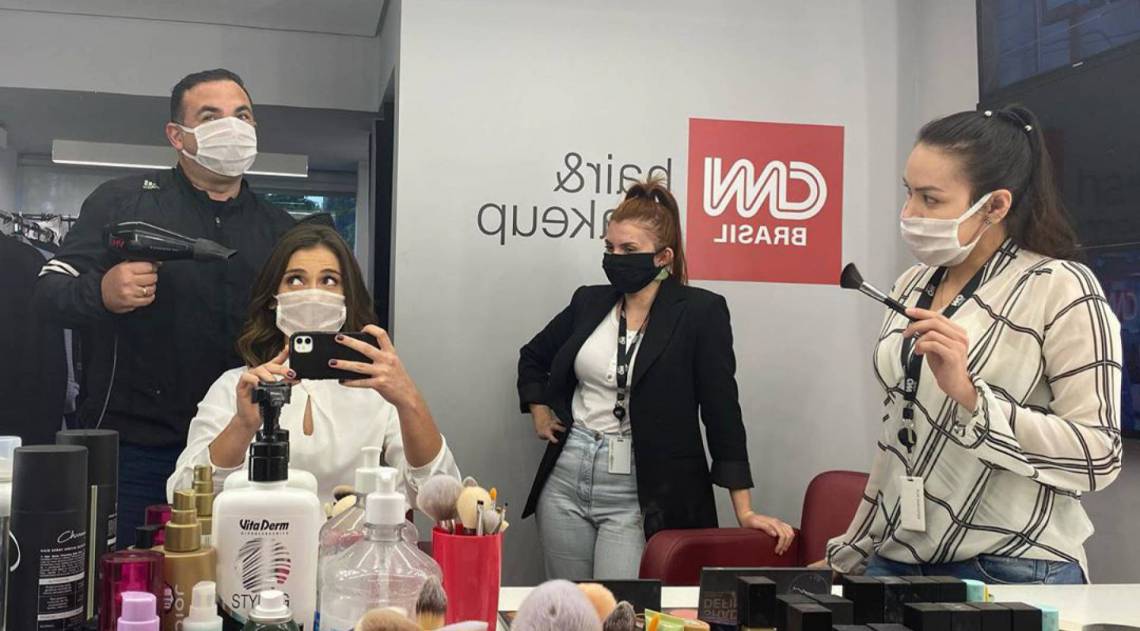 Reinaldo Gottino e a equipe da CNN aparece de máscara na sala de maquiagem - Reprodução de internet