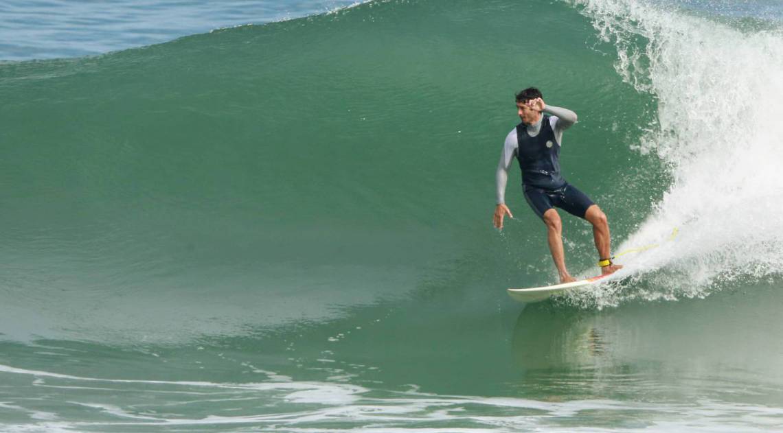 Andr&eacute; Resende, marido de Isis Valverde fura a quarentena para surfar  - Agnews