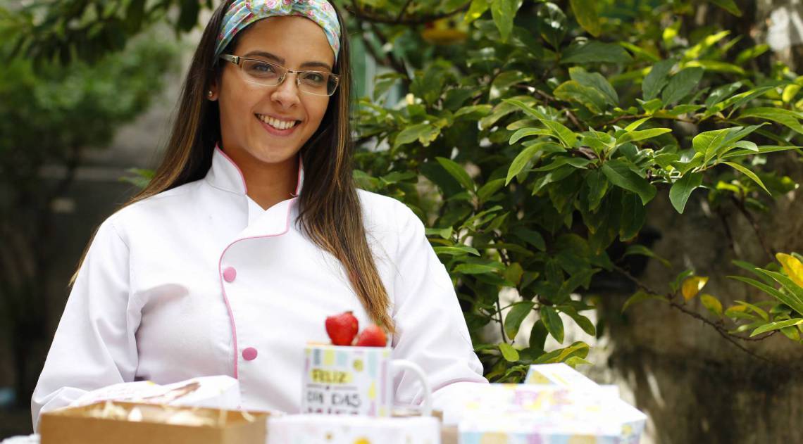 Rio de Janeiro 06/05/2020 - ESPECIAL DIA DAS MAES - A Juliana Barti da Beijinho e Doces, faz doces em casa para homenagia as mae nesse domingo. Foto: Luciano Belford/Agencia O Dia