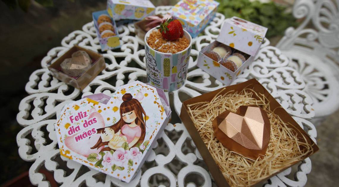 Rio de Janeiro 06/05/2020 - ESPECIAL DIA DAS MAES - A Juliana Barti da Beijinho e Doces, faz doces em casa para homenagia as mae nesse domingo. Foto: Luciano Belford/Agencia O Dia