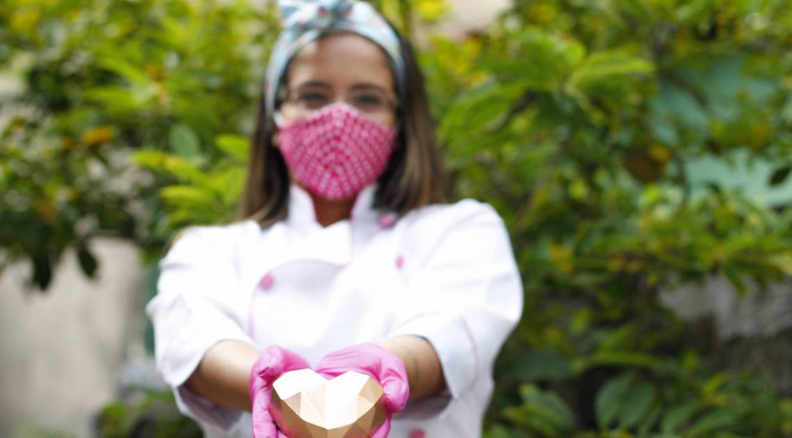 Rio de Janeiro 06/05/2020 - ESPECIAL DIA DAS MAES - A Juliana Barti da Beijinho e Doces, faz doces em casa para homenagia as mae nesse domingo. Foto: Luciano Belford/Agencia O Dia