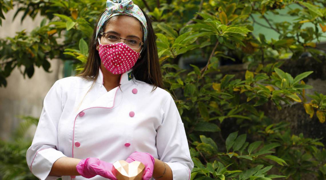 Rio de Janeiro 06/05/2020 - ESPECIAL DIA DAS MAES - A Juliana Barti da Beijinho e Doces, faz doces em casa para homenagia as mae nesse domingo. Foto: Luciano Belford/Agencia O Dia