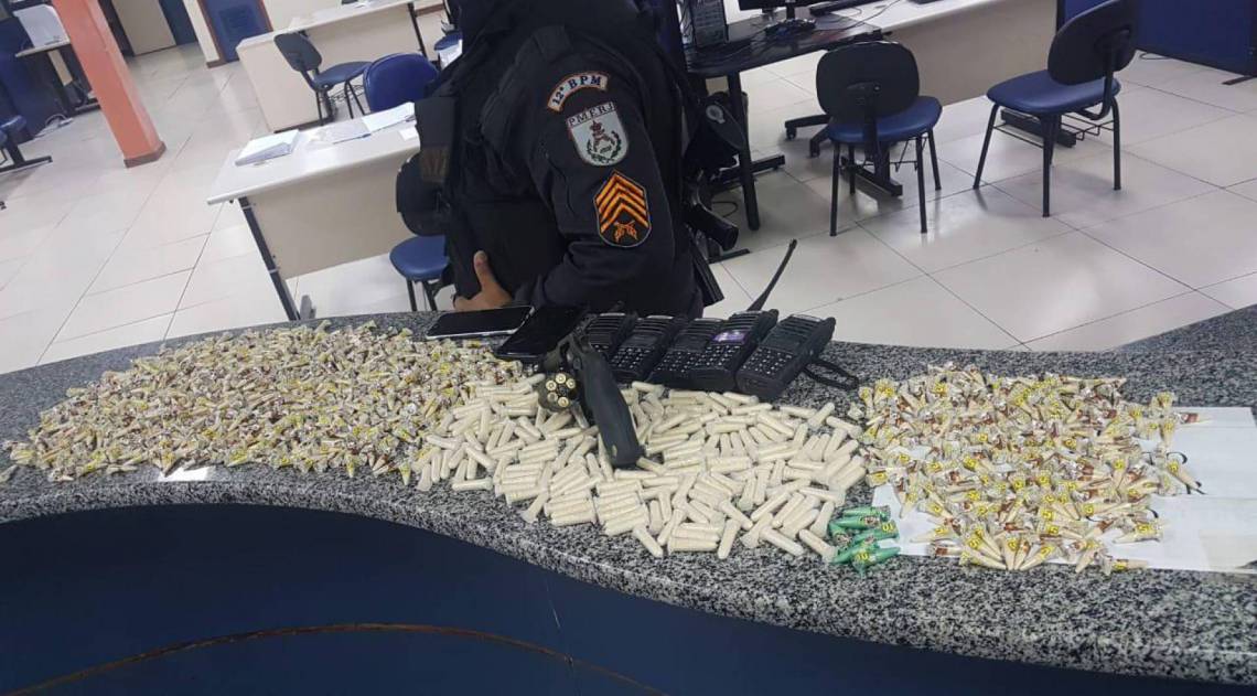Cocaína e armas apreendidas em operação policial - Divulgação