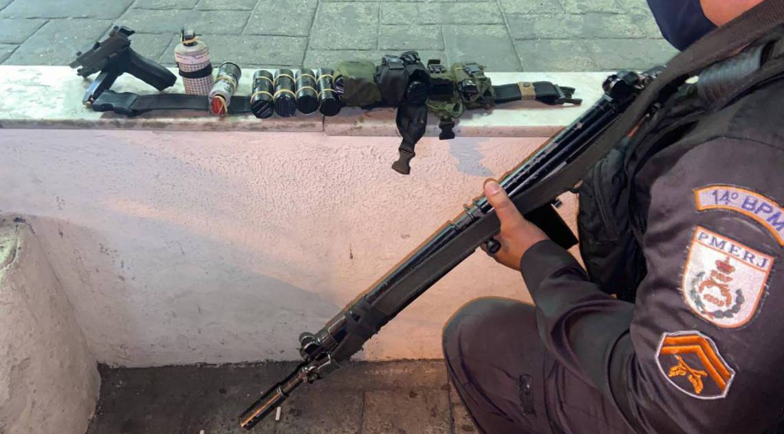 Pistola, muni&ccedil;&atilde;o e granadas s&atilde;o apreendidas por policiais militares do 14&deg; BPM, na Vila Vint&eacute;m, em Padre Miguel - Divulga&ccedil;&atilde;o