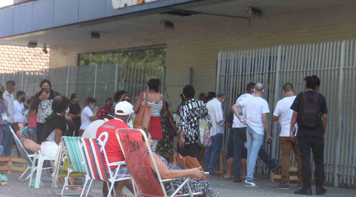 FIla da Caixa Econ&ocirc;mica na Avenida Ces&aacute;rio de Mello, em Campo Grande - Cl&eacute;ber Mendes