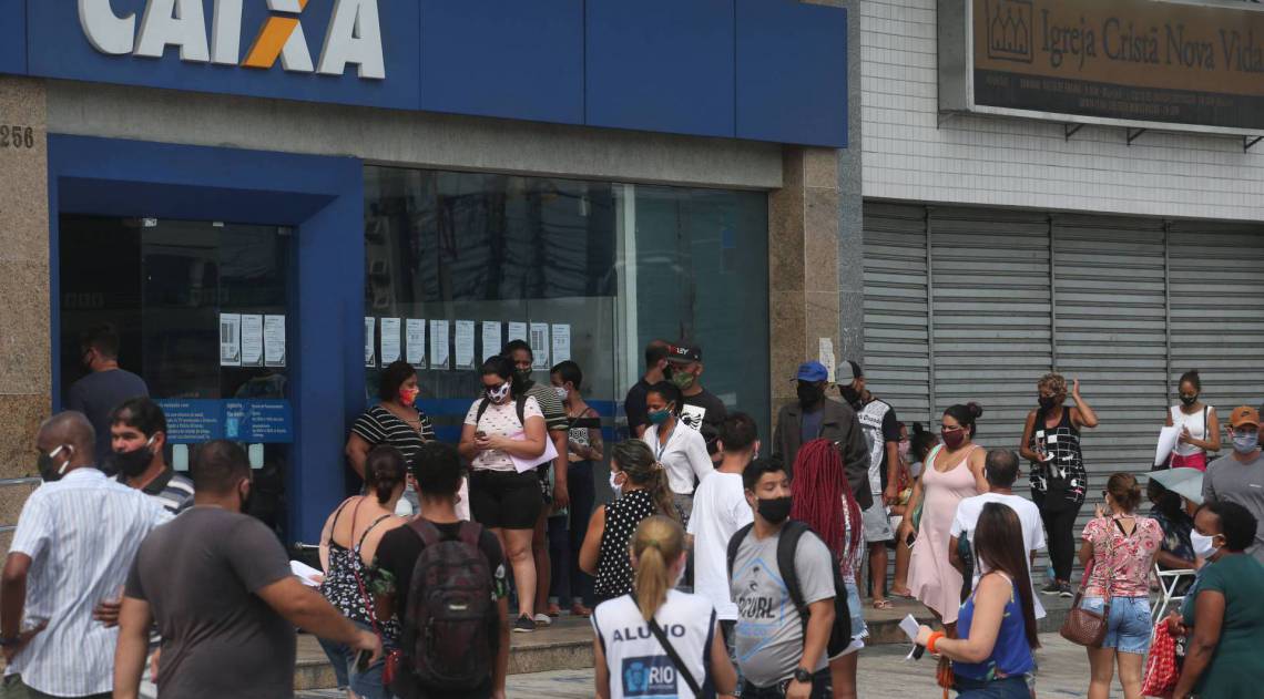 Rio,06/05/2020 -COVID-19 -CORONAVIRUS ,CAMPO GRANDE, Estrada do Mendanha,fila da Caixa Economica, pessoas de aglomeram em filas de agencias da Caixa Economica para sacar auxilio emergencial .Na foto. pessoas na fila.Foto: Cleber Mendes/Agência O Dia