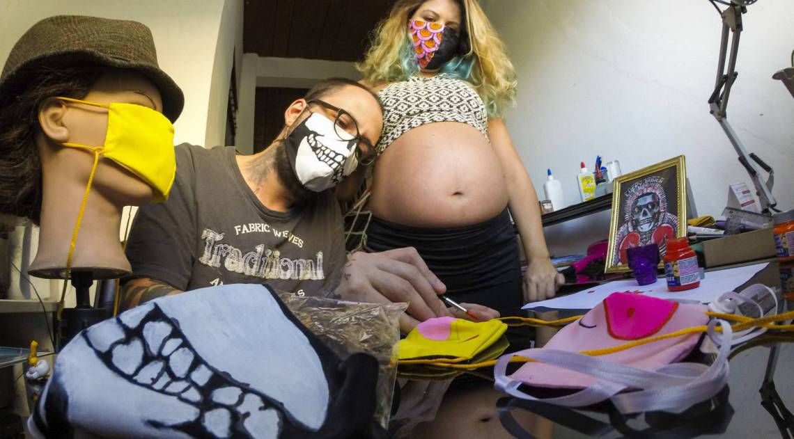 Rio, 06/05/2020  - COVID 19 - CORONAVIRUS - ESOECIAL DIA DAS MAES. Casal personaliza mascaras de seguranca, para vendas e trocas de fraldas. , Ilha da Gigoia. Barra da Tijuca. zona oeste do Rio. Na foto.  Casal Denis e Apoema. coronavirusrio. Foto: Ricardo Cassiano/Agencia O Dia