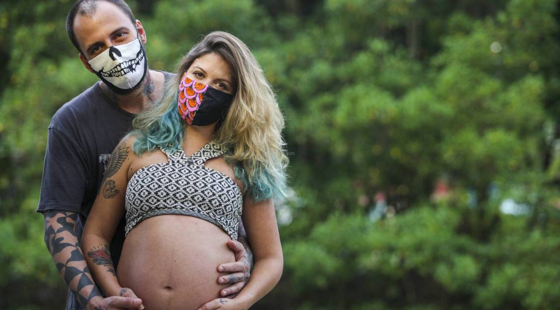 Rio, 06/05/2020  - COVID 19 - CORONAVIRUS - ESOECIAL DIA DAS MAES. Casal personaliza mascaras de seguranca, para vendas e trocas de fraldas. , Ilha da Gigoia. Barra da Tijuca. zona oeste do Rio. Na foto.  Casal Denis e Apoema. coronavirusrio. Foto: Ricardo Cassiano/Agencia O Dia