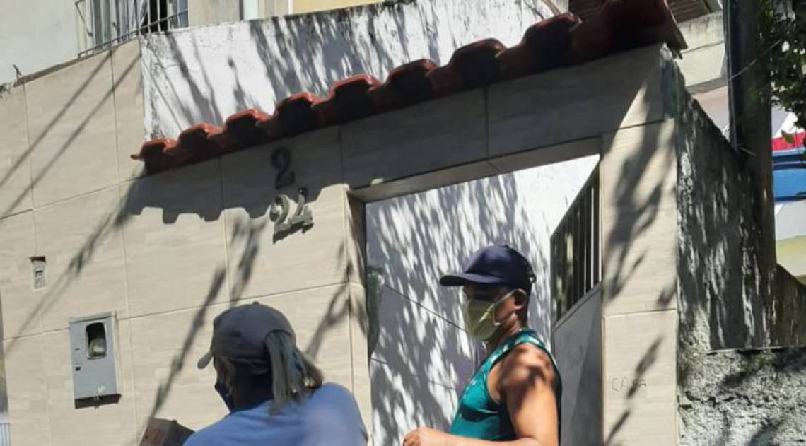 Vila Operária, em Duque de Caxias, recebe milhares de kits de limpeza