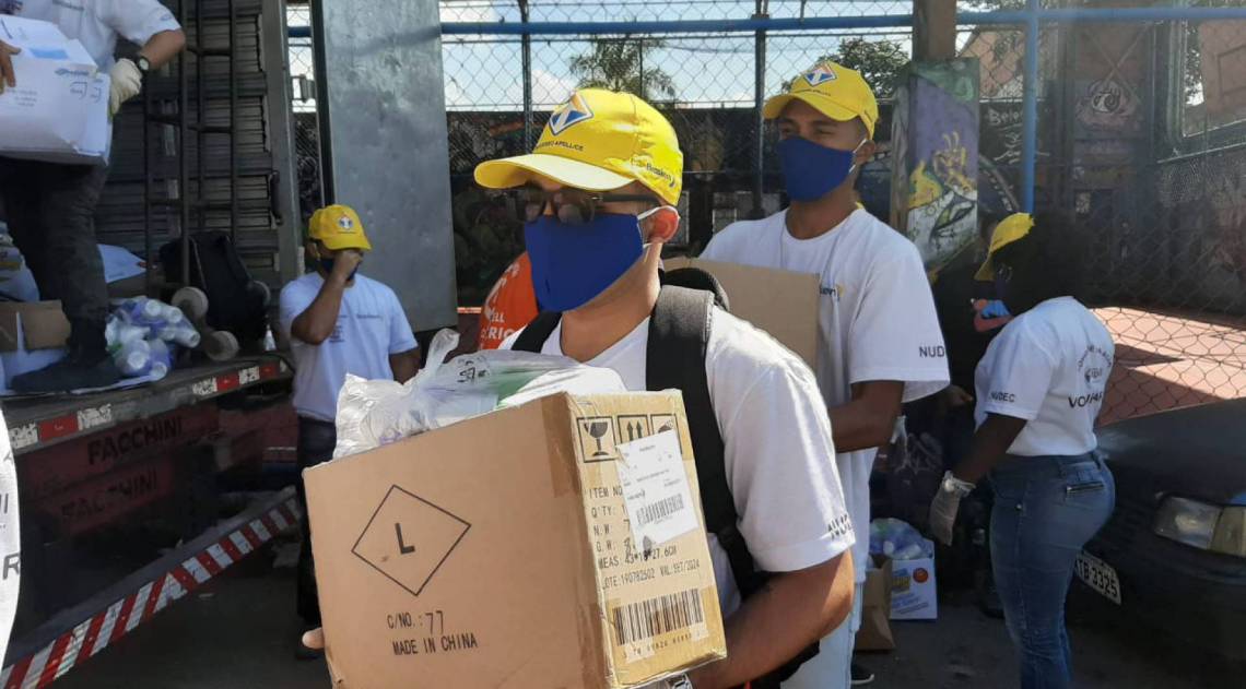 Vila Operária, em Duque de Caxias, recebe milhares de kits de limpeza