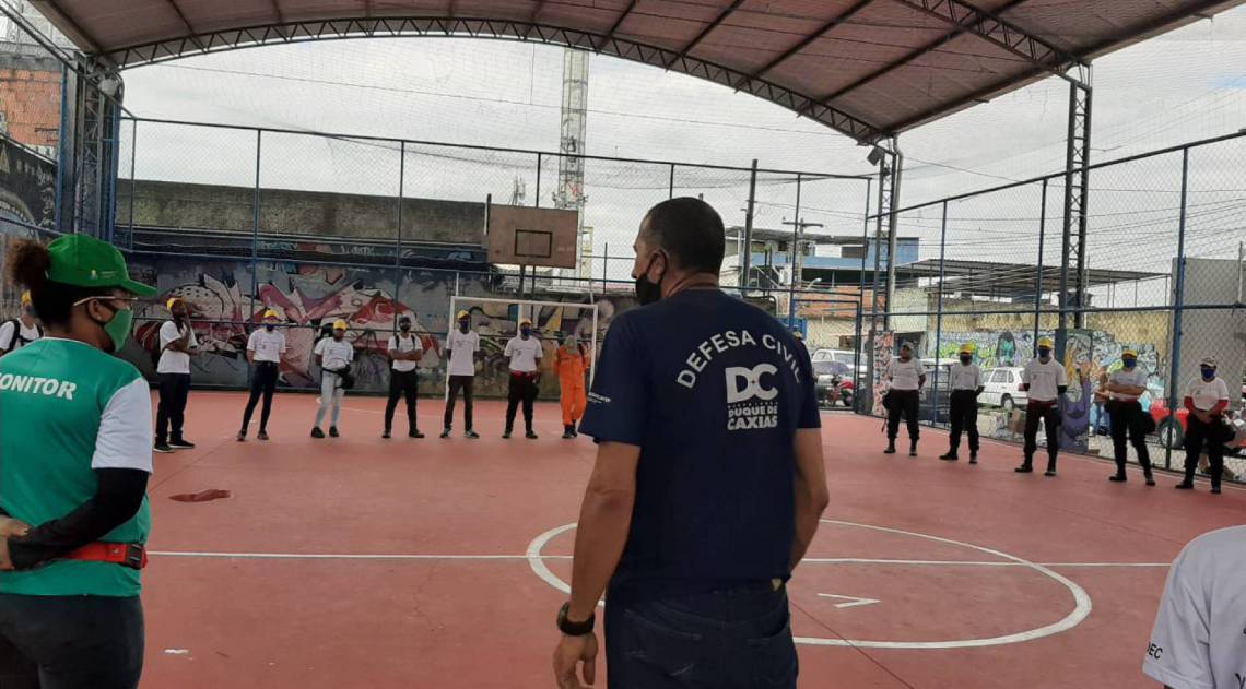 Vila Operária, em Duque de Caxias, recebe milhares de kits de limpeza