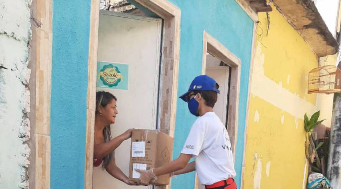 Vila Operária, em Duque de Caxias, recebe milhares de kits de limpeza