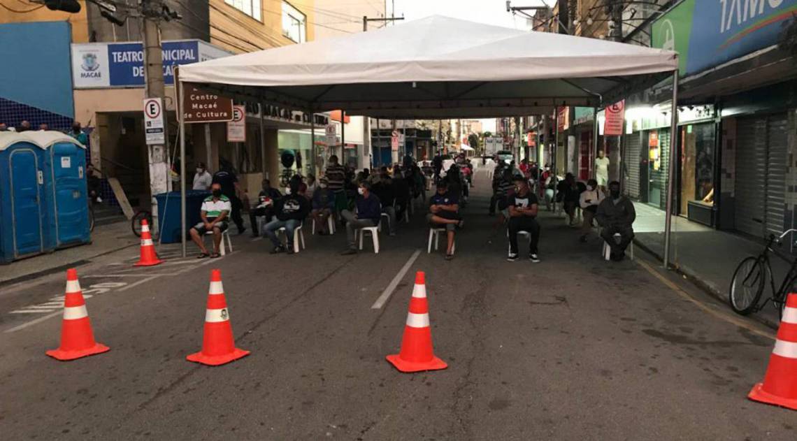 Cadeiras, tenda e banheiros químicos foram colocados na frente da principal agência bancária da Caixa, em Macaé
