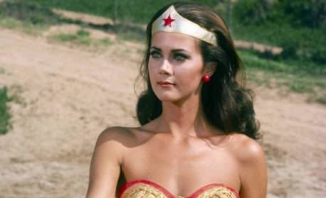 Atriz causa polêmica na web ao dizer que Mulher-Maravilha é 'heroína dos bissexuais'