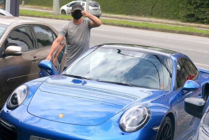 Boninho faz compra com seu Porsche azul O Dia - Fábia Oliveira