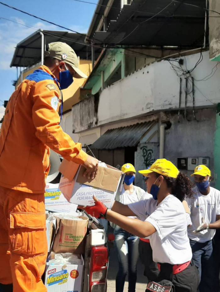Vila Operária, em Duque de Caxias, recebe milhares de kits de limpeza