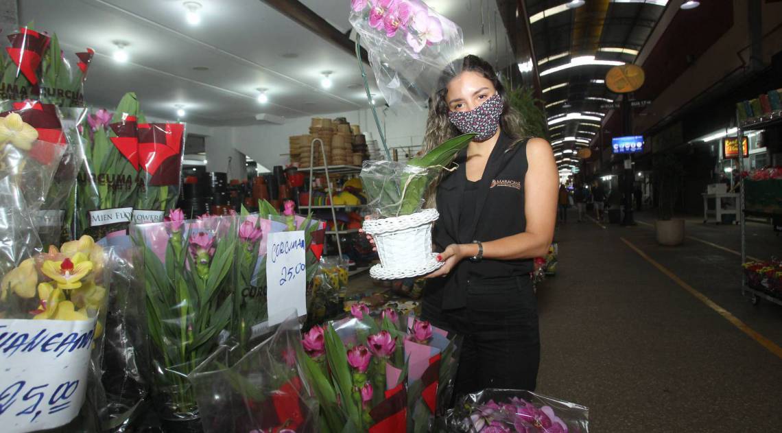 070520 - CORONAVÍRUS - Pandemia afeta os preparativos para o dia das mães. No entreposto de abastecimento, Cadeg, as vendas diminuiram muito. Na foto, Roberta Rodrigues.                             Estefan Radovicz / Agência O Dia                                                   CORONAVÍRUS,PANDEMIA,ABASTECIMENTO,COMÉRCIO,COMEMORAÇÃO,MÃES                
      Byline
