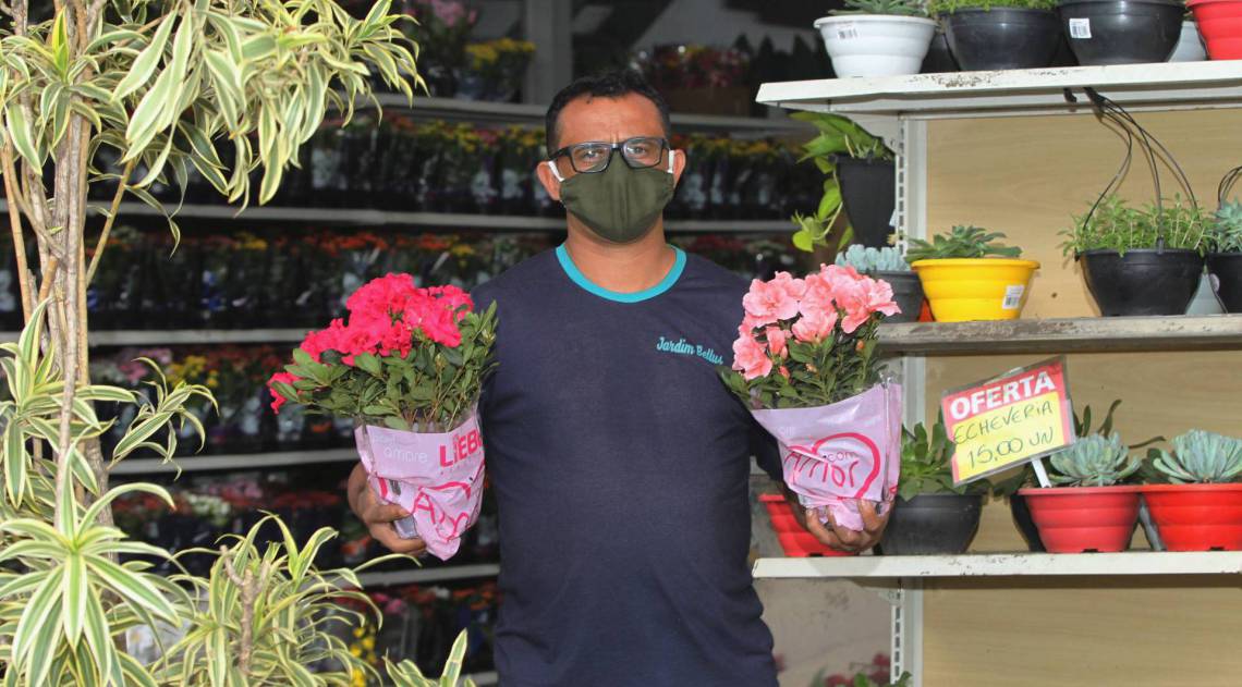 070520 - CORONAVÍRUS - Pandemia afeta os preparativos para o dia das mães. No entreposto de abastecimento, Cadeg, as vendas diminuiram muito. Na foto, Maciel Gomes. trabalha em loja de vasos e flores.                             Estefan Radovicz / Agência O Dia                                                   CORONAVÍRUS,PANDEMIA,ABASTECIMENTO,COMÉRCIO,COMEMORAÇÃO,MÃES
      Byline