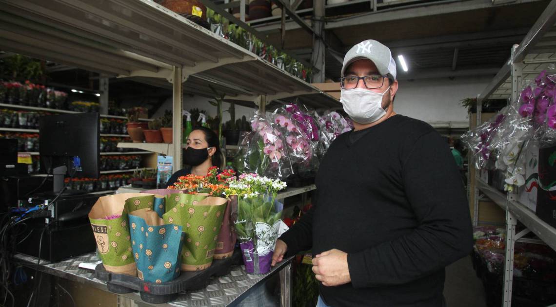 070520 - CORONAVÍRUS - Pandemia afeta os preparativos para o dia das mães. No entreposto de abastecimento, Cadeg, as vendas diminuiram muito. Na foto, Maciel Gomes. trabalha em loja de vasos e flores. Na foto, Vicente Marchese.                            Estefan Radovicz / Agência O Dia                                                   CORONAVÍRUS,PANDEMIA,ABASTECIMENTO,COMÉRCIO,COMEMORAÇÃO,MÃES
      Byline