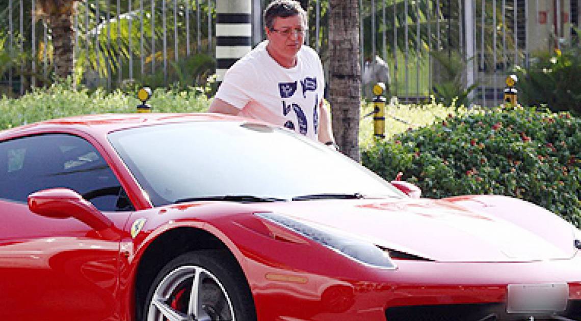 Boninho e um de seus carr&otilde;es, uma Ferrari