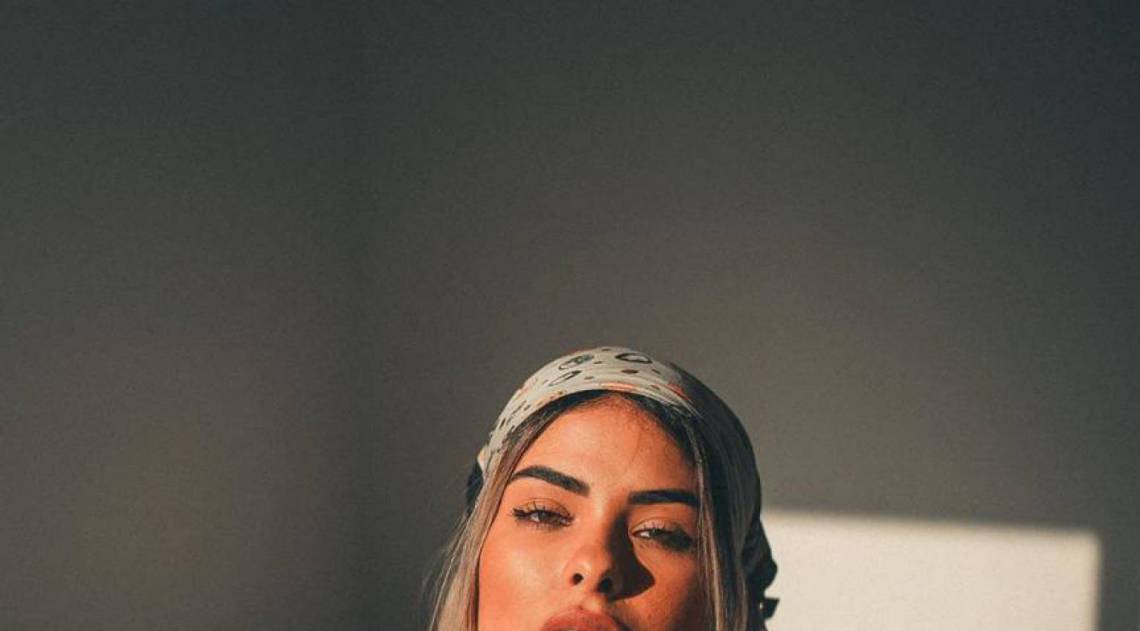 Ex-BBB Munik Nunes posa de topless