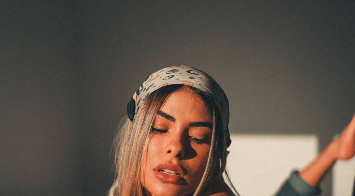 Ex-BBB Munik Nunes posa de topless