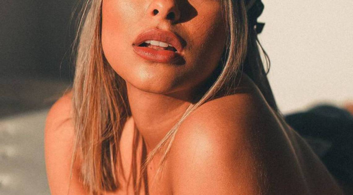 Munik Nunes divulga ensaio de topless nas redes sociais