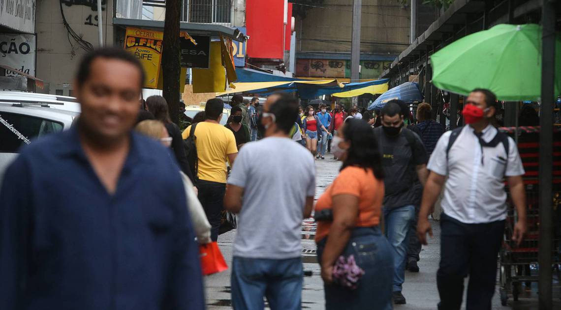 Cal&ccedil;ad&atilde;o de Bangu, na Zona Oeste, tem circula&ccedil;&atilde;o de pessoas no dia 7 de maio - Daniel Castelo Branco/ Ag&ecirc;ncia O DIA