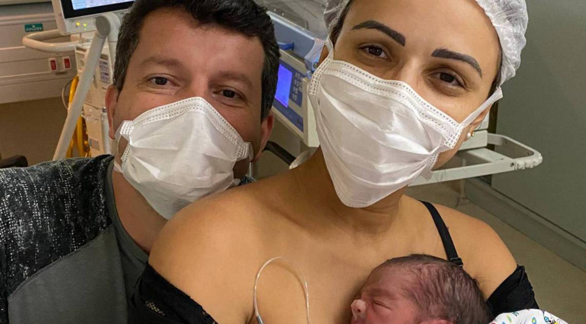 Os comerciantes Janaína Azevedo e Adélio Martins com o filho, Heitor, que nasceu prematuro, no dia 3 de abril, e ficou na UTI