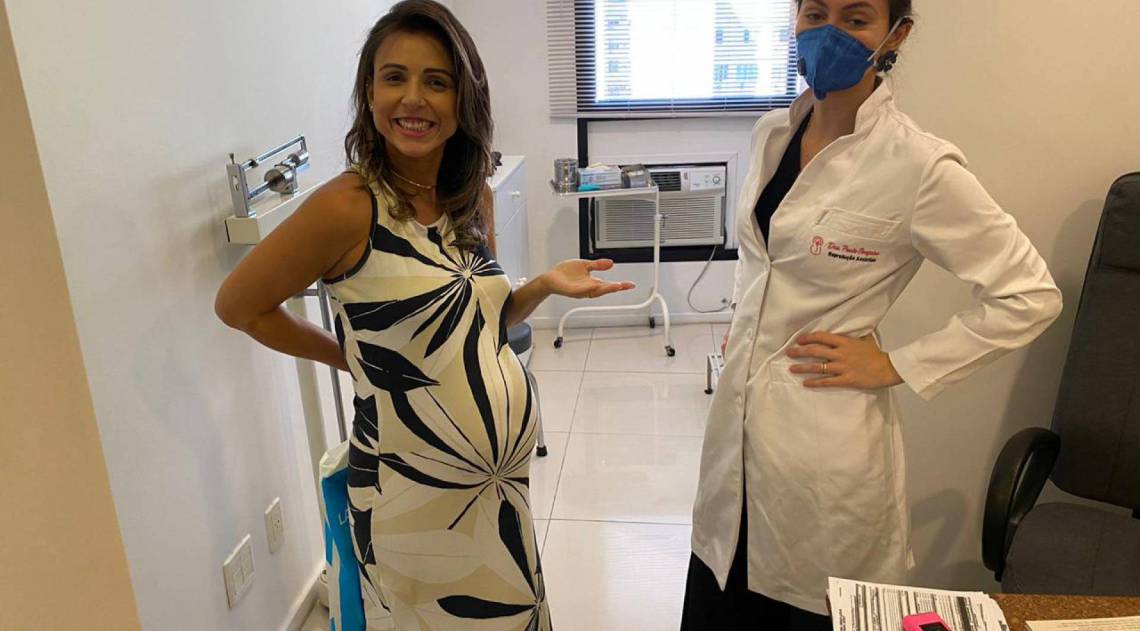 A comerciante Janaína Azevedo durante a gravidez do filho, Heitor, ao lado da obstetra Paula Joazeiro. Heitor nasceu prematuro, no dia 3 de abril