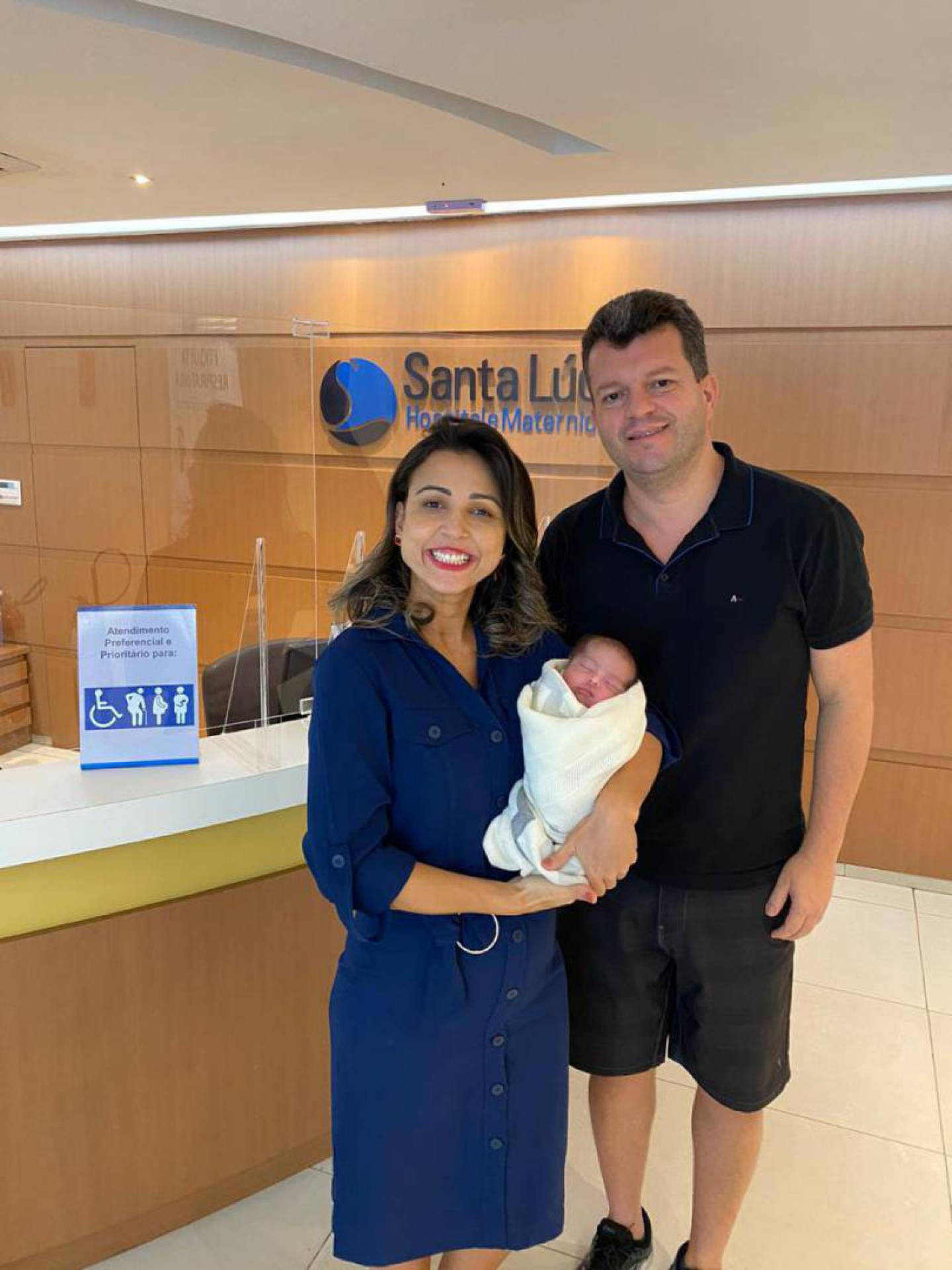 Os comerciantes Janaína Azevedo e Adélio Martins com o filho, Heitor, que nasceu prematuro, no dia 3 de abril, e ficou na UTI