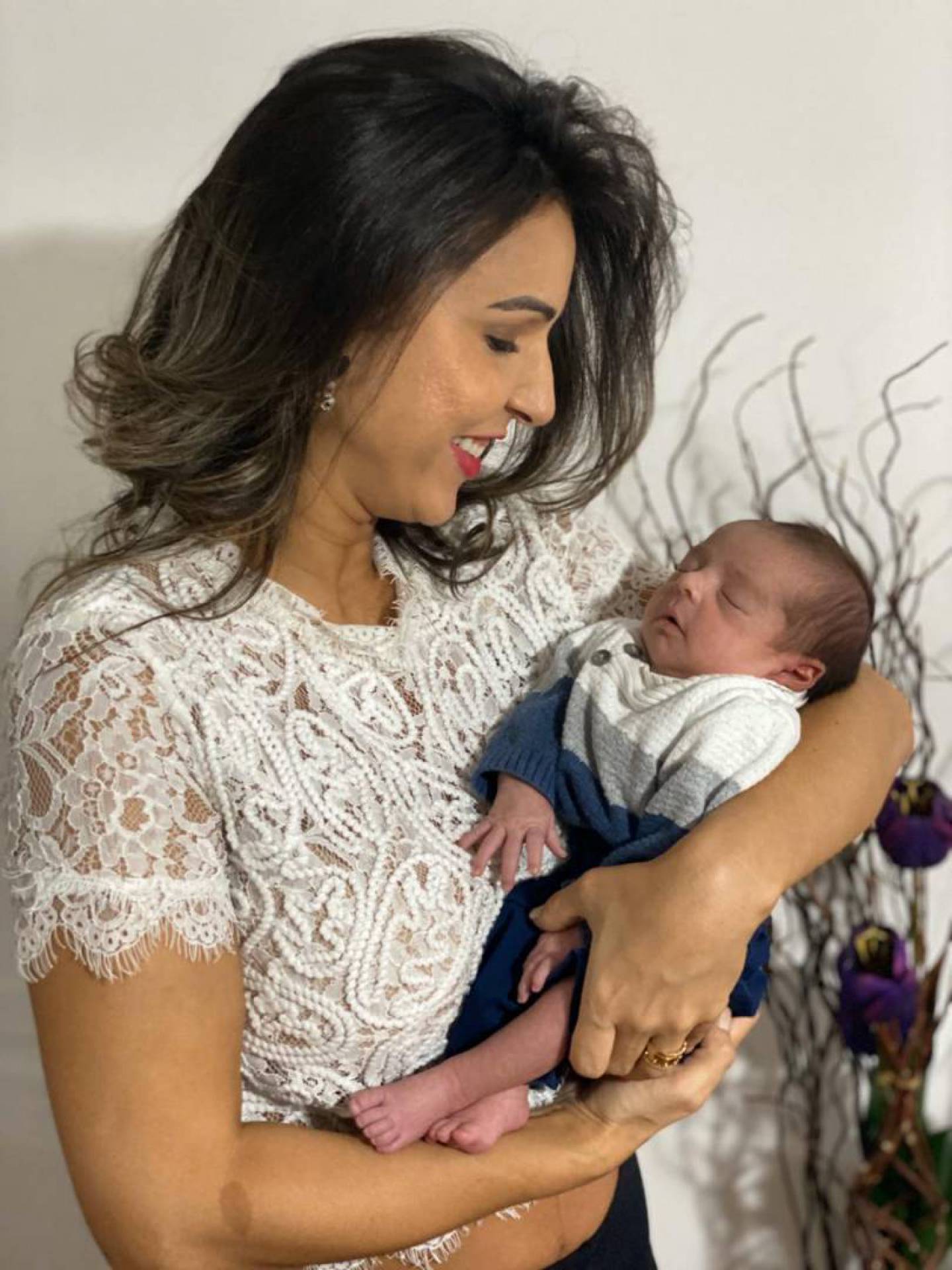 A comerciante Janaína Azevedo em casa, com o filho, Heitor, que nasceu prematuro, no dia 3 de abril