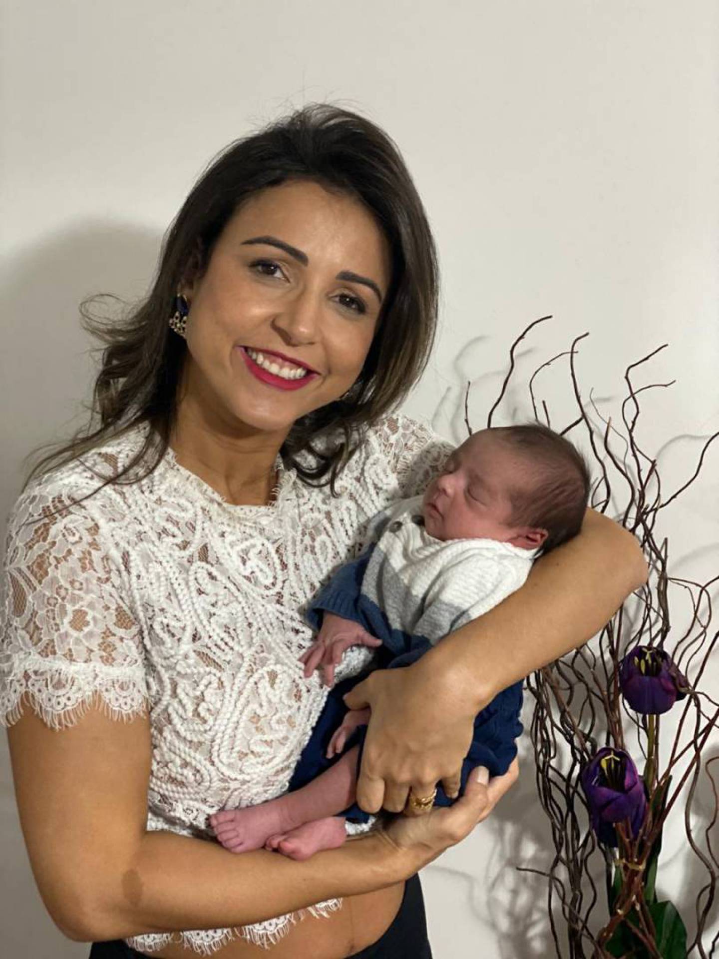 A comerciante Janaína Azevedo em casa, com o filho, Heitor, que nasceu prematuro, no dia 3 de abril