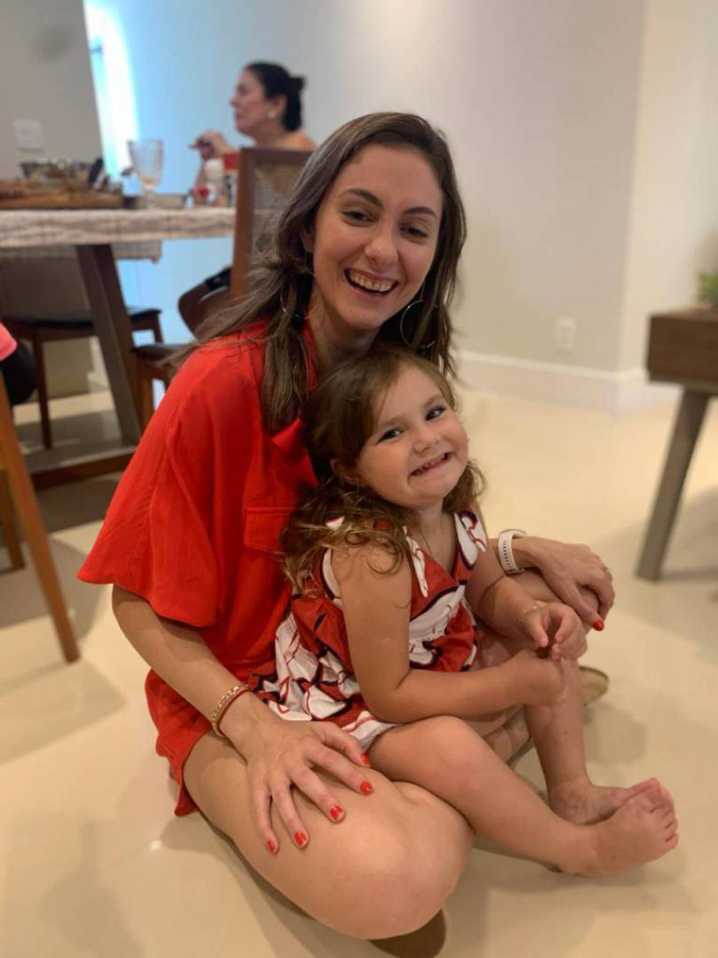 A obstetra Paula Joazeiro com a filha Letícia, de três anos