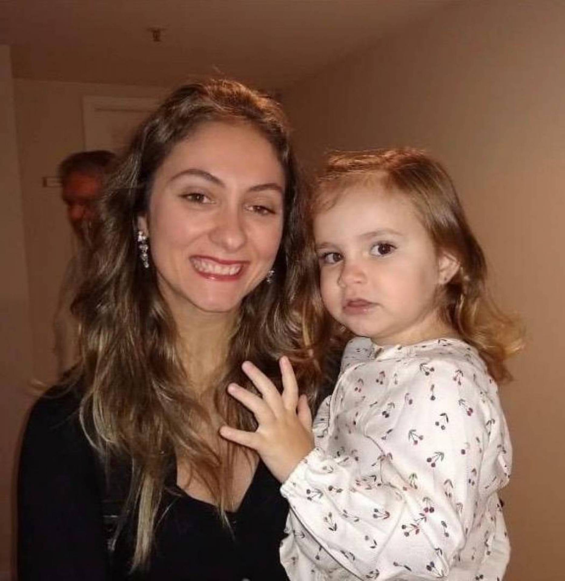 A obstetra Paula Joazeiro com a filha Letícia, de três anos