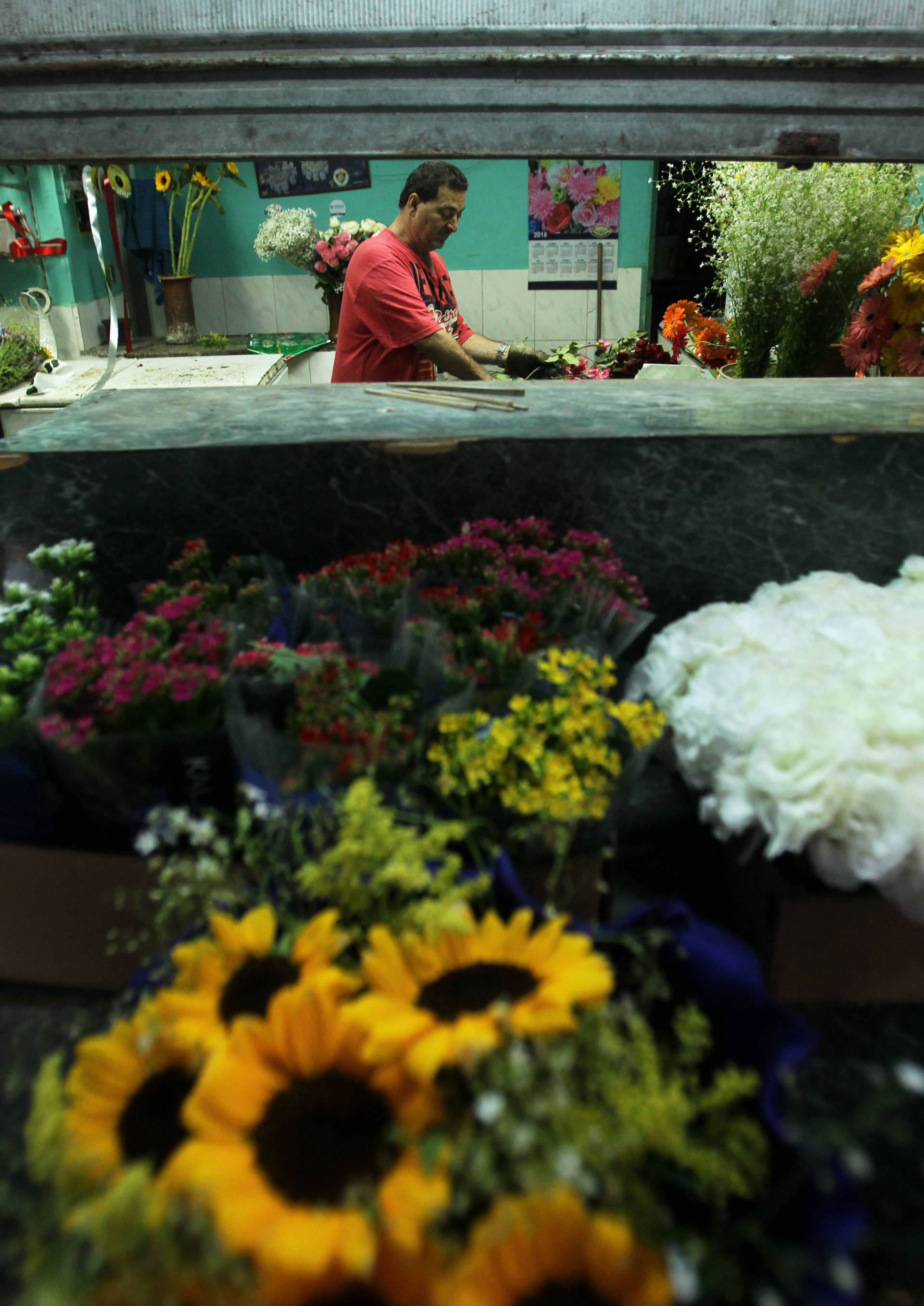 080520 - CORONAVIRUS - Pandemia afeta os preparativos para o dia das maes. No Mercado das Flores,no Centro do Rio, as vendas diminuiram muito. Na foto, O Florista, Sr. João, da loja João Flores.                             Estefan Radovicz / Agencia O Dia                                                   CORONAVIRUS,PANDEMIA,ABASTECIMENTO,COMERCIO,COMEMORACAO,MAES