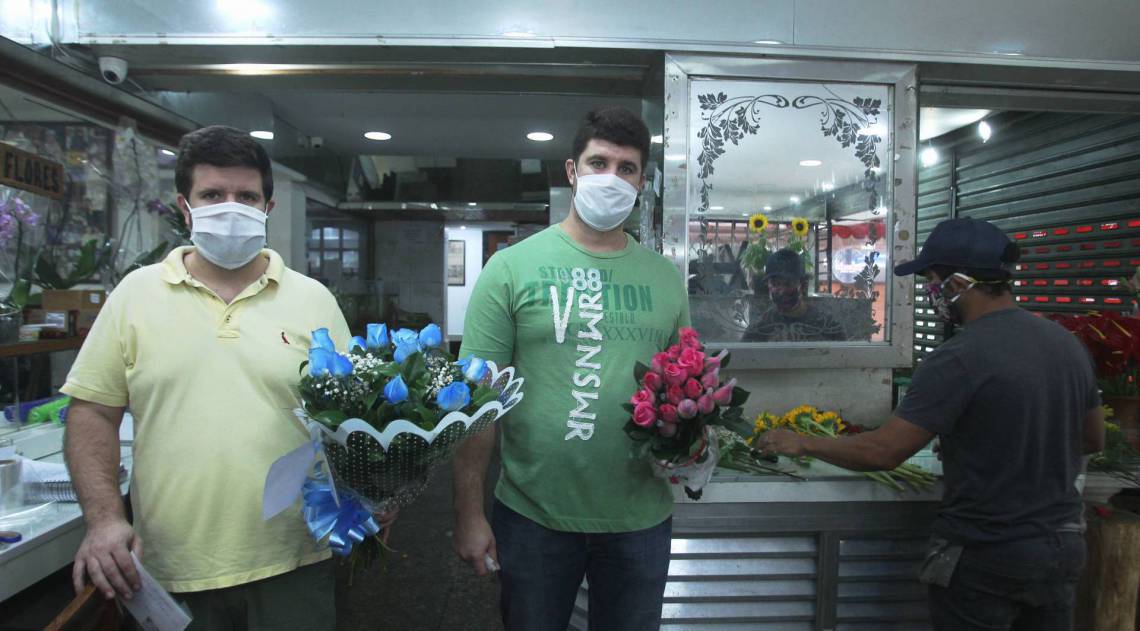 080520 - CORONAVIRUS - Pandemia afeta os preparativos para o dia das maes. No Mercado das Flores,no Centro do Rio, as vendas diminuiram muito. Na foto,os irmaos, Alvaro e Eduardo Moreira, da CamÃ©lia Flores. Entregas por encomenda somente.                 Estefan Radovicz / Agencia O Dia                                                   CORONAVIRUS,PANDEMIA,ABASTECIMENTO,COMERCIO,COMEMORACAO,MAES