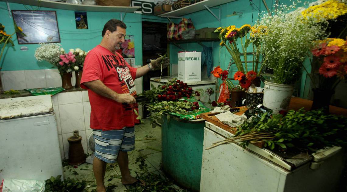 080520 - CORONAVIRUS - Pandemia afeta os preparativos para o dia das maes. No Mercado das Flores,no Centro do Rio, as vendas diminuiram muito. Na foto, O Florista, Sr. João, da loja João Flores.                             Estefan Radovicz / Agencia O Dia                                                   CORONAVIRUS,PANDEMIA,ABASTECIMENTO,COMERCIO,COMEMORACAO,MAES