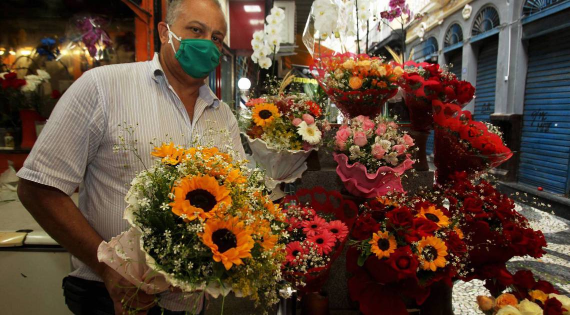 080520 - CORONAVIRUS - Pandemia afeta os preparativos para o dia das maes. No Mercado das Flores,no Centro do Rio, as vendas diminuiram muito. Na foto, O Florista, Nilson Flores.                             Estefan Radovicz / Agencia O Dia                                                   CORONAVIRUS,PANDEMIA,ABASTECIMENTO,COMERCIO,COMEMORACAO,MAES - Estefan Radovicz / AgÃÂªncia O