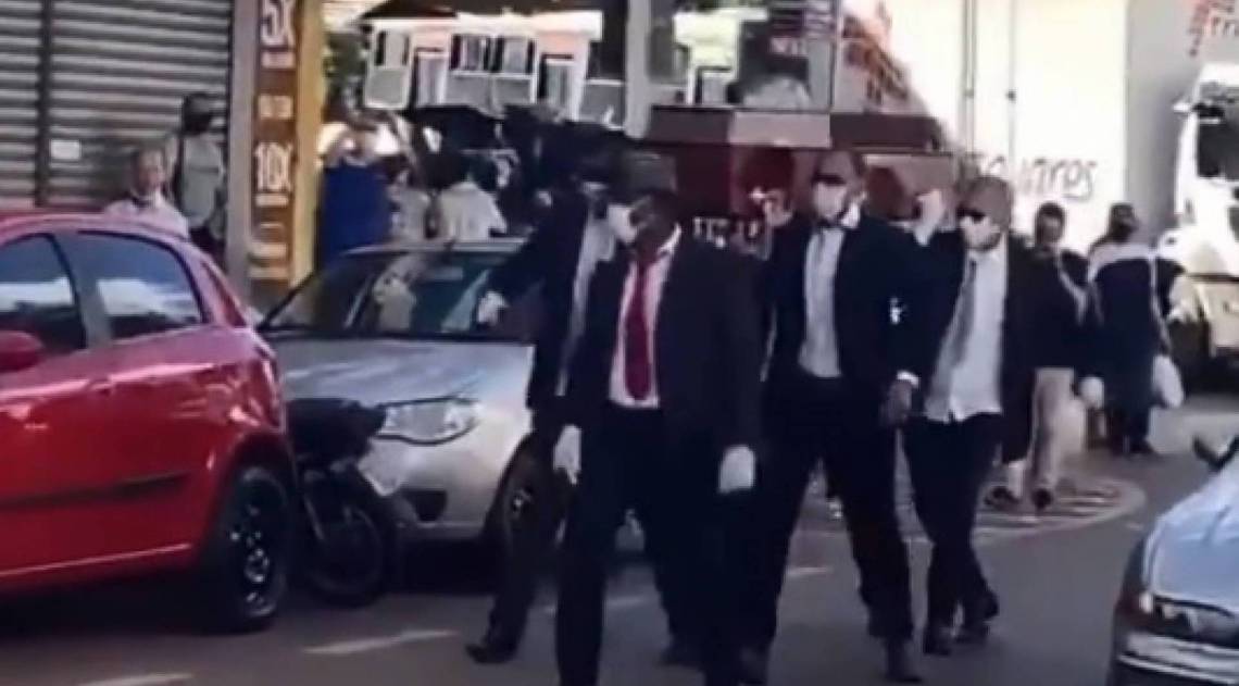 Dançarinos do meme do caixão invadem Itabirito (MG) para alertar a população - Twitter