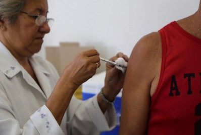 Municípios da Baixada Fluminense registram as vacinações contra covid-19 mais baixas do estado 